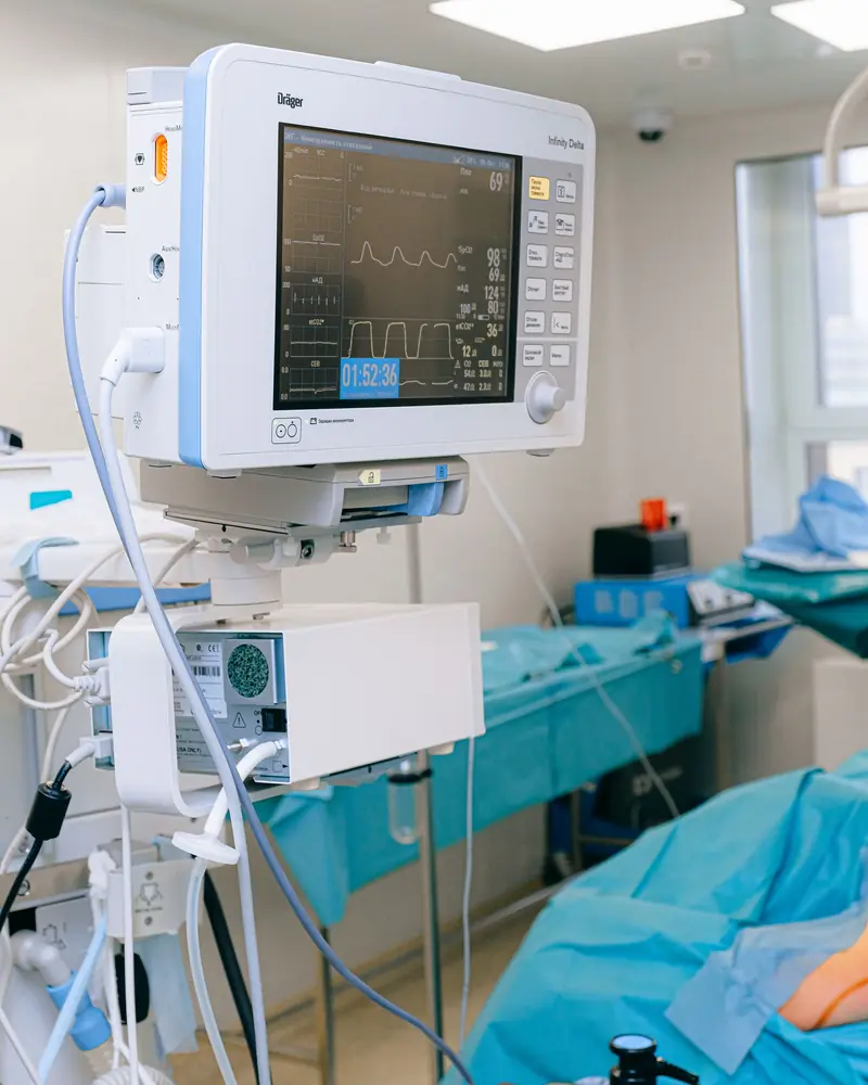 Equipamiento médico en un quirófano